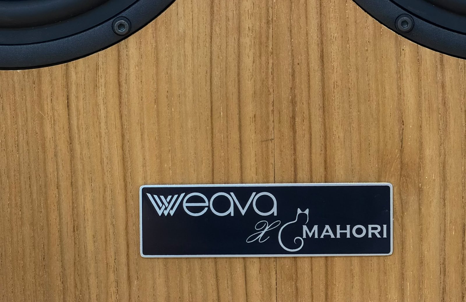 ป้ายชื่อ Weava × Mahori บนหน้าตู้